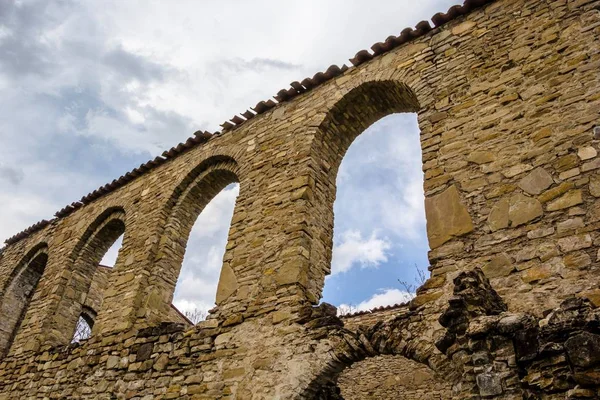 Muralla de piedra, ruinas del antiguo templo — Foto de Stock