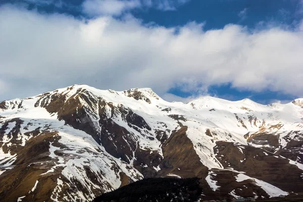 高山景观、 冰雪斜坡上空的云 — 图库照片