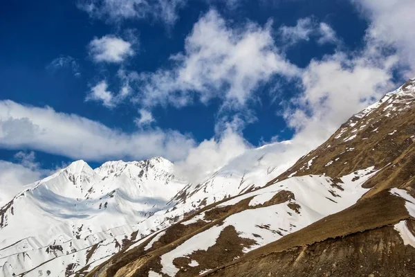 Berglandschap, wolken boven sneeuw hellingen — Stockfoto