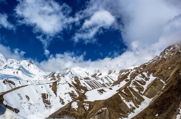 高山景观、 冰雪斜坡上空的云 — 图库照片