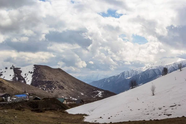 Dağ manzarası, bulutlar kar yamaçları üzerinde — Stok fotoğraf