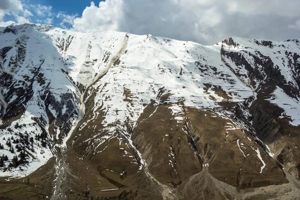 Berglandschap, wolken boven sneeuw hellingen — Stockfoto