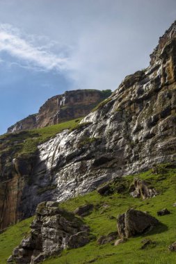 Dağ gorge kayalarda