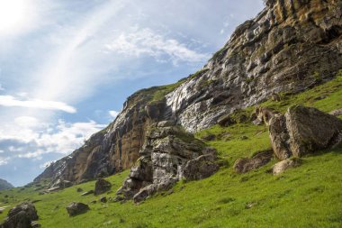 Dağ gorge kayalarda