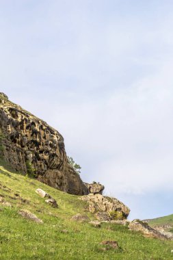 Dağ gorge kayalarda