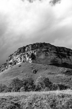 Yüksek kayalar, tek renkli