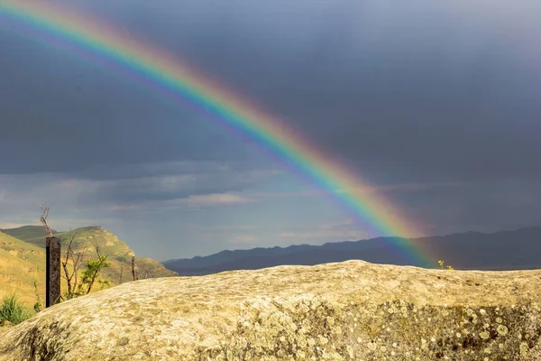 Curcubeu pe cer după o ploaie — Fotografie, imagine de stoc