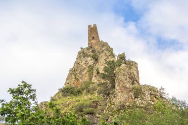 Dağ gorge kayalarda eski kule