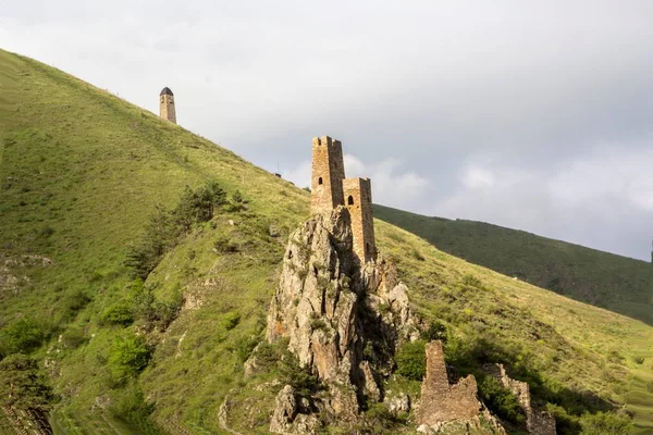 Antigua torre sobre rocas en el pintoresco desfiladero de la montaña — Foto de Stock