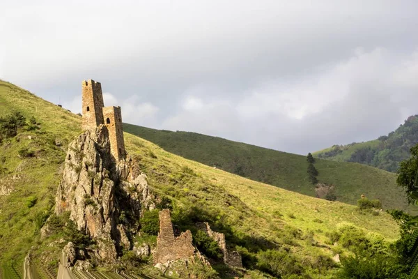 Старая башня на скалах в живописном горном ущелье — стоковое фото