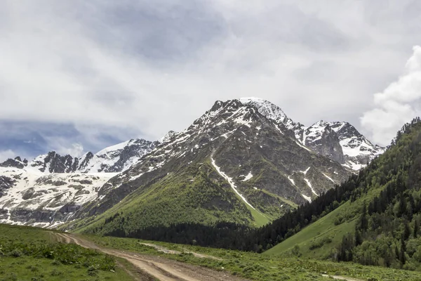 Bergslandskap, pittoreska sluttningar — Stockfoto