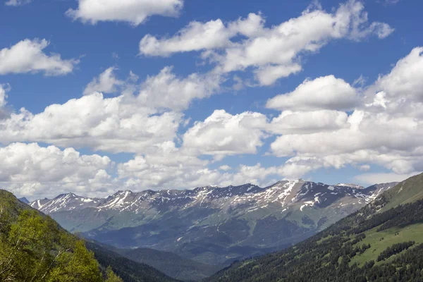 Bergslandskap, pittoreska sluttningar — Stockfoto