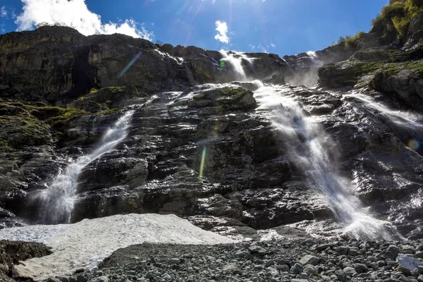 Hermosa vista de poderosas caídas en el desfiladero de la montaña — Foto de Stock