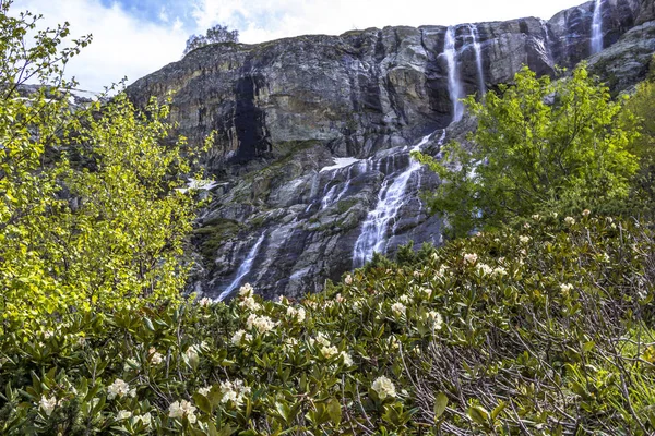 Hermosa vista de poderosas caídas en el desfiladero de la montaña — Foto de Stock