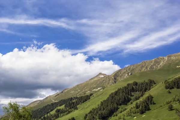 Paisaje de montaña, laderas pintorescas — Foto de Stock