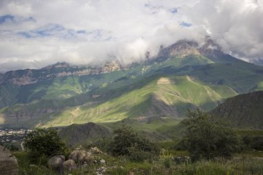 dağlar üzerinde bulutlu gökyüzü