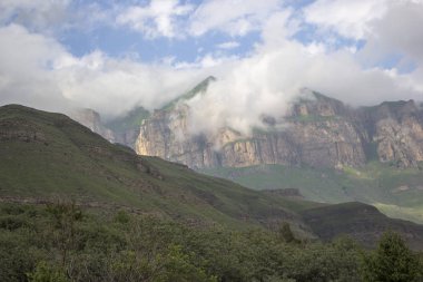 dağlar üzerinde bulutlu gökyüzü