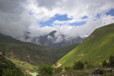 dağlar üzerinde bulutlu gökyüzü