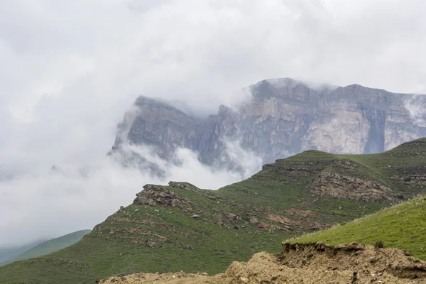 El cielo nublado sobre las montañas — Foto de Stock