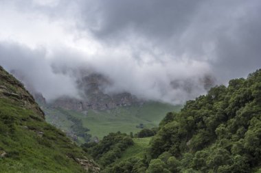 dağlar üzerinde bulutlu gökyüzü