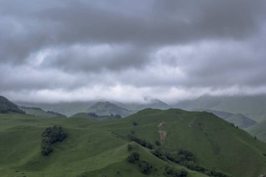 dağlar üzerinde bulutlu gökyüzü