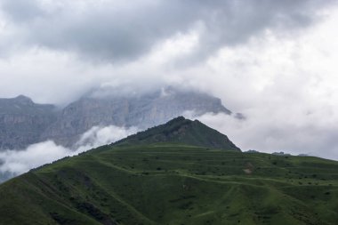 dağlar üzerinde bulutlu gökyüzü