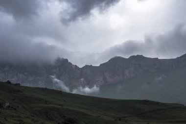 dağlar üzerinde bulutlu gökyüzü