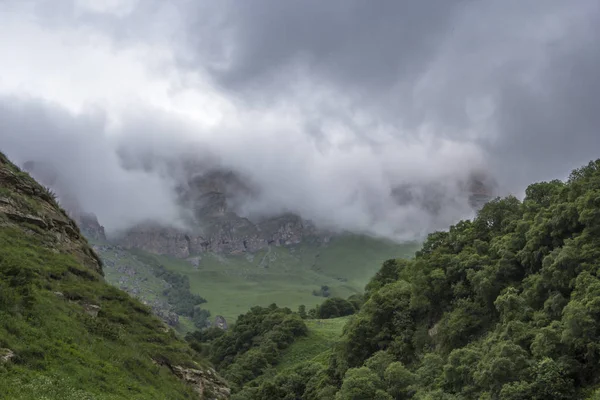 Zamračená obloha nad horami — Stock fotografie