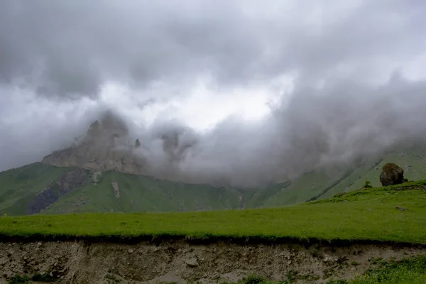 El cielo nublado sobre las montañas — Foto de Stock
