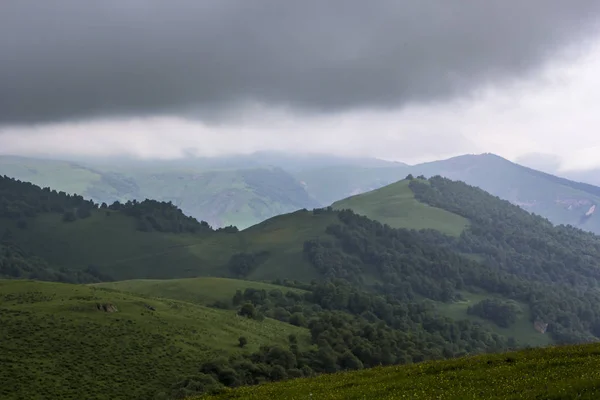 Molniga himlen över bergen — Stockfoto