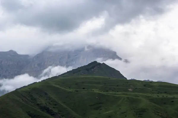 Dağlar üzerinde bulutlu gökyüzü — Stok fotoğraf