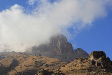 Pitoresk gorge yüksek kayalara güzel bir görünümü