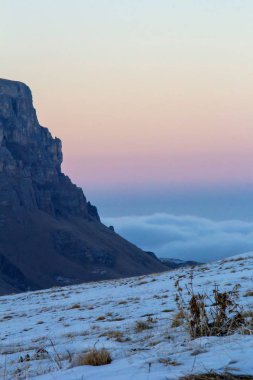 Dağ manzarası. akşam dağlarda