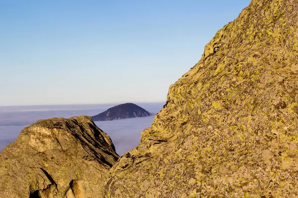Hermosa vista de las altas rocas en el pintoresco desfiladero — Foto de Stock