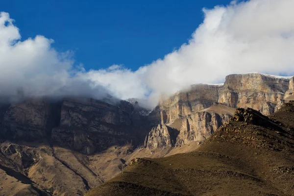 Pitoresk gorge yüksek kayalara güzel bir görünümü