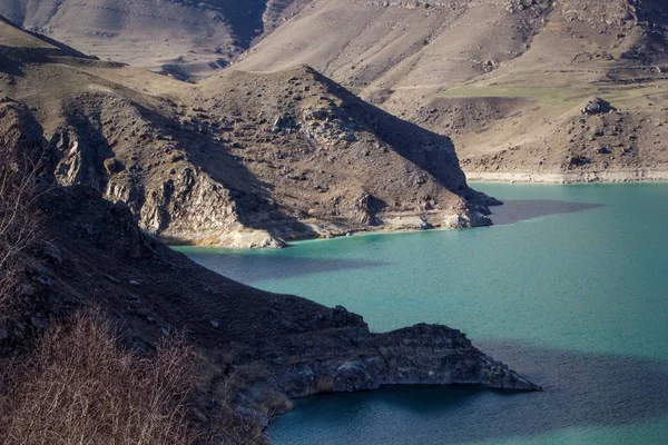 Il pittoresco lago nella gola di montagna — Foto Stock