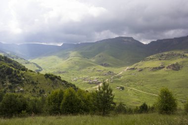 güzel yeşil pitoresk vadide yamaçları