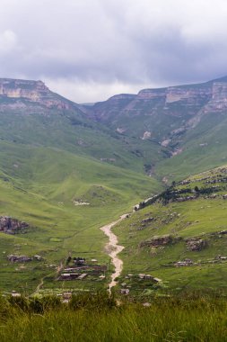güzel yeşil pitoresk vadide yamaçları