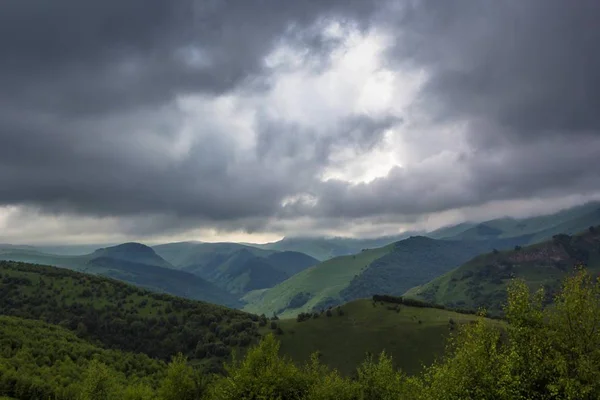 Molniga himlen över ravinen pittoreska berg — Stockfoto