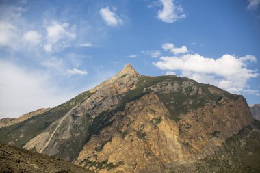 Dağın tepesinde, rock