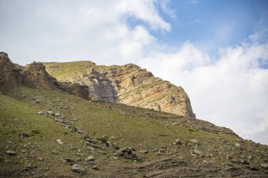 Yüksek pitoresk gorge kayalarda