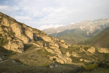 Yüksek pitoresk gorge kayalarda