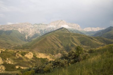Yüksek pitoresk gorge kayalarda