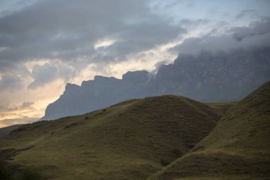 Yüksek pitoresk gorge kayalarda