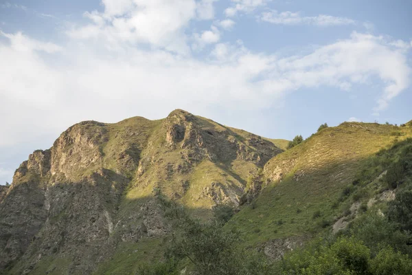 Yüksek pitoresk gorge kayalarda