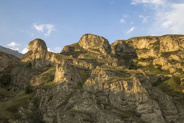 Yüksek pitoresk gorge kayalarda