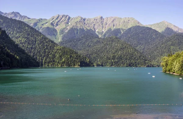 Der schöne See mit blauem Wasser — Stockfoto