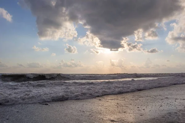 Zee golven, weigeren aan de kust — Stockfoto