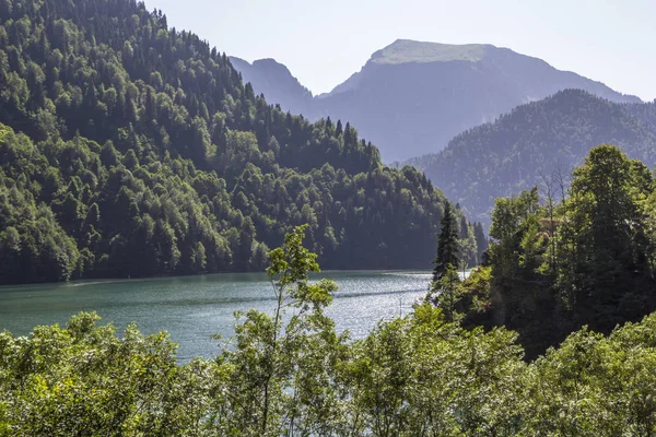 Der schöne See mit blauem Wasser — Stockfoto