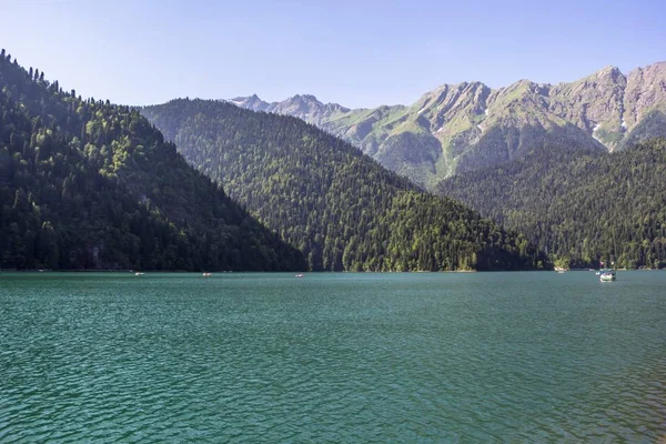 Der schöne See mit blauem Wasser — Stockfoto